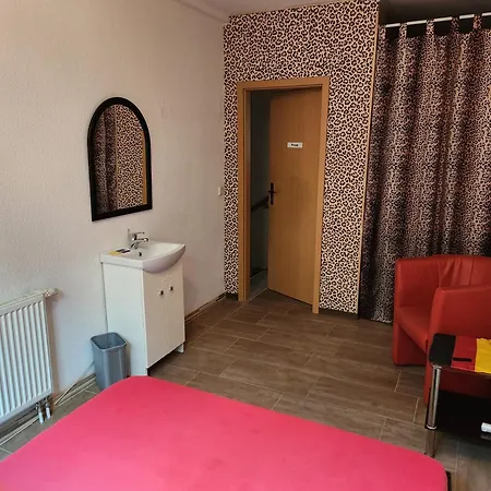 Halle Ferienwohnung Mit Viel Comfort Fuer Viele Gaeste, Viele Zimmer, Viele Betten Fuer Wenig Geld, Eg, 84 Qm, Sd, 1- 3 Doppelzimmer, Extra Fuer Sie Kostenlose Tv Lounge Extra Kueche U Bad Bis 6 Personen Halle (Saale)