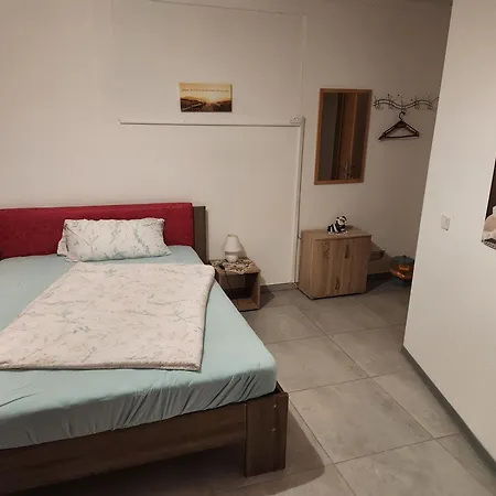Halle Ferienwohnung Mit Viel Comfort Fuer Viele Gaeste, Viele Zimmer, Viele Betten Fuer Wenig Geld, Eg, 84 Qm, Sd, 1- 3 Doppelzimmer, Extra Fuer Sie Kostenlose Tv Lounge Extra Kueche U Bad Bis 6 Personen Apartment *