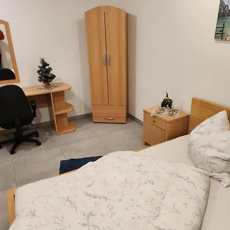Halle Ferienwohnung Mit Viel Comfort Fuer Viele Gaeste, Viele Zimmer, Viele Betten Fuer Wenig Geld, Eg, 84 Qm, Sd, 1- 3 Doppelzimmer, Extra Fuer Sie Kostenlose Tv Lounge Extra Kueche U Bad Bis 6 Personen * Halle (Saale)