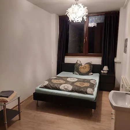 Apartment Halle Ferienwohnung Mit Viel Comfort Fuer Viele Gaeste, Viele Zimmer, Viele Betten Fuer Wenig Geld, Eg, 84 Qm, Sd, 1- 3 Doppelzimmer, Extra Fuer Sie Kostenlose Tv Lounge Extra Kueche U Bad Bis 6 Personen *