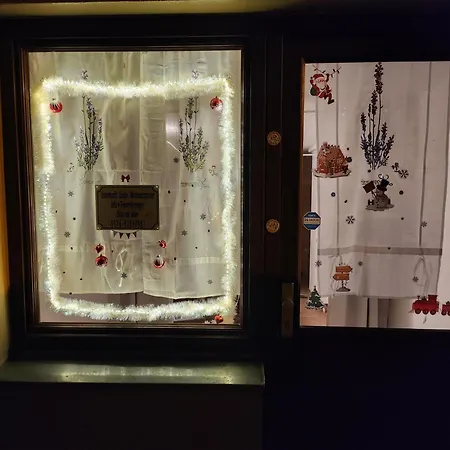 Apartment Halle Ferienwohnung Mit Viel Comfort Fuer Viele Gaeste, Viele Zimmer, Viele Betten Fuer Wenig Geld, Eg, 84 Qm, Sd, 1- 3 Doppelzimmer, Extra Fuer Sie Kostenlose Tv Lounge Extra Kueche U Bad Bis 6 Personen *