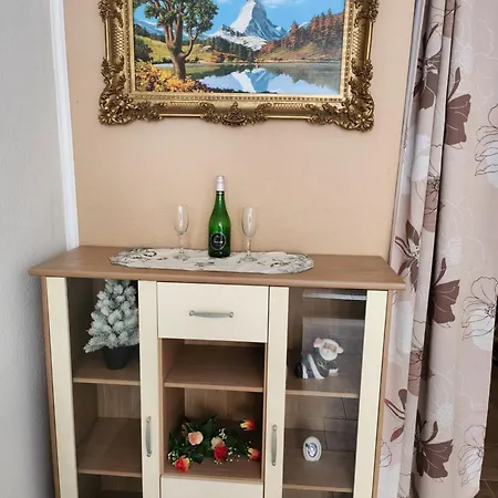 Halle Ferienwohnung Mit Viel Comfort Fuer Viele Gaeste, Viele Zimmer, Viele Betten Fuer Wenig Geld, Eg, 84 Qm, Sd, 1- 3 Doppelzimmer, Extra Fuer Sie Kostenlose Tv Lounge Extra Kueche U Bad Bis 6 Personen * Halle (Saale)
