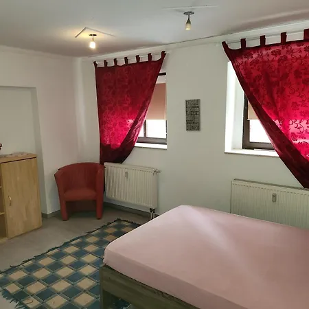 Halle Ferienwohnung Mit Viel Comfort Fuer Viele Gaeste, Viele Zimmer, Viele Betten Fuer Wenig Geld, Eg, 84 Qm, Sd, 1- 3 Doppelzimmer, Extra Fuer Sie Kostenlose Tv Lounge Extra Kueche U Bad Bis 6 Personen