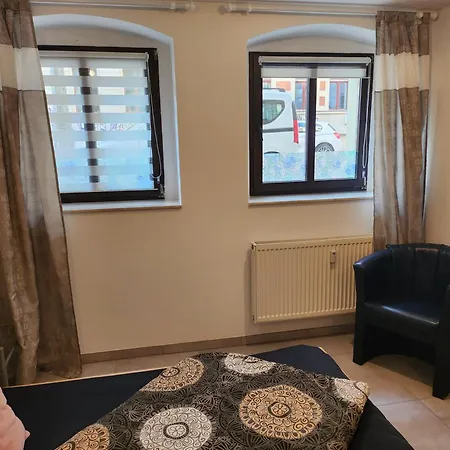 Apartment Halle Ferienwohnung Mit Viel Comfort Fuer Viele Gaeste, Viele Zimmer, Viele Betten Fuer Wenig Geld, Eg, 84 Qm, Sd, 1- 3 Doppelzimmer, Extra Fuer Sie Kostenlose Tv Lounge Extra Kueche U Bad Bis 6 Personen