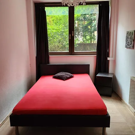 Halle Ferienwohnung Mit Viel Comfort Fuer Viele Gaeste, Viele Zimmer, Viele Betten Fuer Wenig Geld, Eg, 84 Qm, Sd, 1- 3 Doppelzimmer, Extra Fuer Sie Kostenlose Tv Lounge Extra Kueche U Bad Bis 6 Personen *