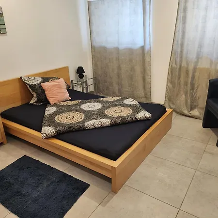 Apartment Halle Ferienwohnung Mit Viel Comfort Fuer Viele Gaeste, Viele Zimmer, Viele Betten Fuer Wenig Geld, Eg, 84 Qm, Sd, 1- 3 Doppelzimmer, Extra Fuer Sie Kostenlose Tv Lounge Extra Kueche U Bad Bis 6 Personen