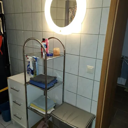 Halle Ferienwohnung Mit Viel Comfort Fuer Viele Gaeste, Viele Zimmer, Viele Betten Fuer Wenig Geld, Eg, 84 Qm, Sd, 1- 3 Doppelzimmer, Extra Fuer Sie Kostenlose Tv Lounge Extra Kueche U Bad Bis 6 Personen