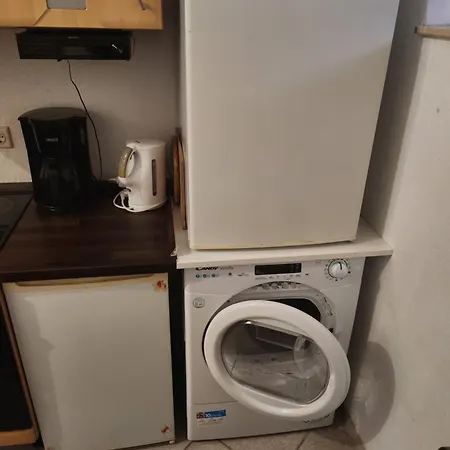 Apartment Halle Ferienwohnung Mit Viel Comfort Fuer Viele Gaeste, Viele Zimmer, Viele Betten Fuer Wenig Geld, Eg, 84 Qm, Sd, 1- 3 Doppelzimmer, Extra Fuer Sie Kostenlose Tv Lounge Extra Kueche U Bad Bis 6 Personen