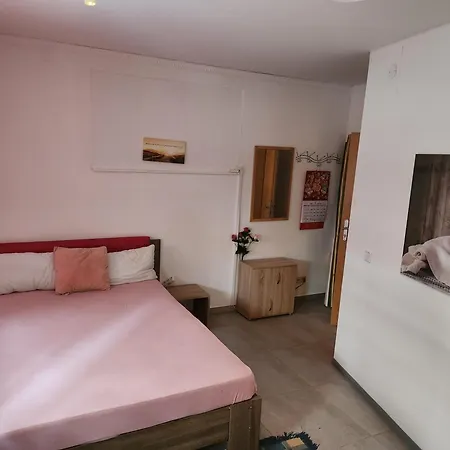 Halle Ferienwohnung Mit Viel Comfort Fuer Viele Gaeste, Viele Zimmer, Viele Betten Fuer Wenig Geld, Eg, 84 Qm, Sd, 1- 3 Doppelzimmer, Extra Fuer Sie Kostenlose Tv Lounge Extra Kueche U Bad Bis 6 Personen Apartment *