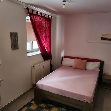 Halle Ferienwohnung Mit Viel Comfort Fuer Viele Gaeste, Viele Zimmer, Viele Betten Fuer Wenig Geld, Eg, 84 Qm, Sd, 1- 3 Doppelzimmer, Extra Fuer Sie Kostenlose Tv Lounge Extra Kueche U Bad Bis 6 Personen Apartment Halle (Saale)