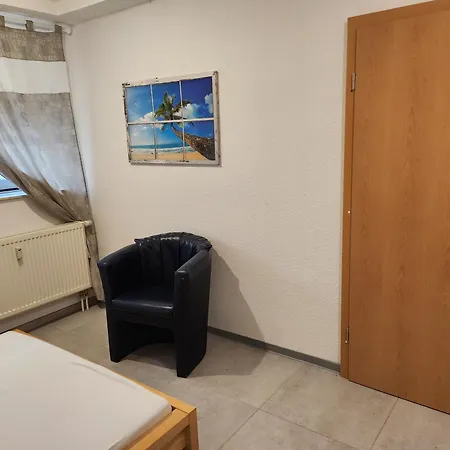Apartment Halle Ferienwohnung Mit Viel Comfort Fuer Viele Gaeste, Viele Zimmer, Viele Betten Fuer Wenig Geld, Eg, 84 Qm, Sd, 1- 3 Doppelzimmer, Extra Fuer Sie Kostenlose Tv Lounge Extra Kueche U Bad Bis 6 Personen