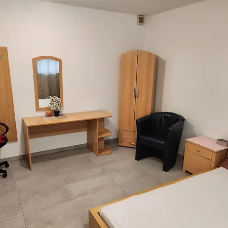 Halle Ferienwohnung Mit Viel Comfort Fuer Viele Gaeste, Viele Zimmer, Viele Betten Fuer Wenig Geld, Eg, 84 Qm, Sd, 1- 3 Doppelzimmer, Extra Fuer Sie Kostenlose Tv Lounge Extra Kueche U Bad Bis 6 Personen Apartment Halle (Saale)