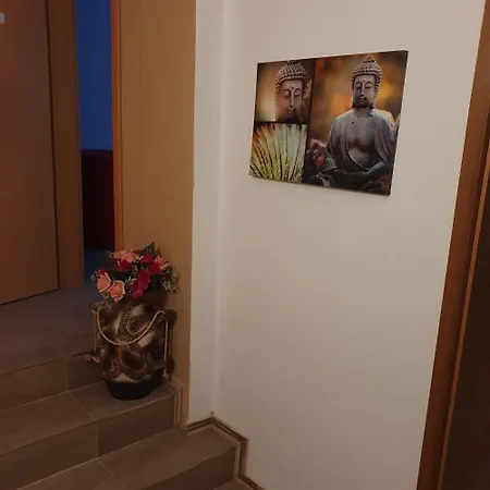 Halle Ferienwohnung Mit Viel Comfort Fuer Viele Gaeste, Viele Zimmer, Viele Betten Fuer Wenig Geld, Eg, 84 Qm, Sd, 1- 3 Doppelzimmer, Extra Fuer Sie Kostenlose Tv Lounge Extra Kueche U Bad Bis 6 Personen Apartment *