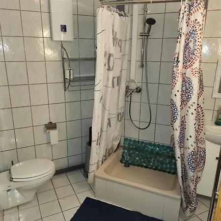 Halle Ferienwohnung Mit Viel Comfort Fuer Viele Gaeste, Viele Zimmer, Viele Betten Fuer Wenig Geld, Eg, 84 Qm, Sd, 1- 3 Doppelzimmer, Extra Fuer Sie Kostenlose Tv Lounge Extra Kueche U Bad Bis 6 Personen