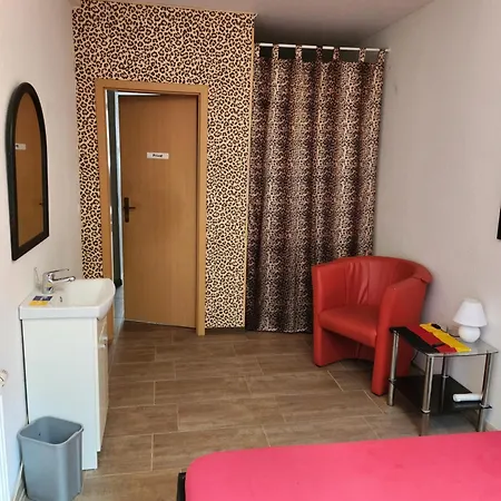 Halle Ferienwohnung Mit Viel Comfort Fuer Viele Gaeste, Viele Zimmer, Viele Betten Fuer Wenig Geld, Eg, 84 Qm, Sd, 1- 3 Doppelzimmer, Extra Fuer Sie Kostenlose Tv Lounge Extra Kueche U Bad Bis 6 Personen Apartment Halle (Saale)