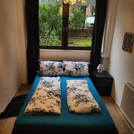 Halle Ferienwohnung Mit Viel Comfort Fuer Viele Gaeste, Viele Zimmer, Viele Betten Fuer Wenig Geld, Eg, 84 Qm, Sd, 1- 3 Doppelzimmer, Extra Fuer Sie Kostenlose Tv Lounge Extra Kueche U Bad Bis 6 Personen