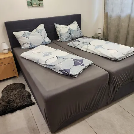 Halle Ferienwohnung Mit Viel Comfort Fuer Viele Gaeste, Viele Zimmer, Viele Betten Fuer Wenig Geld, Eg, 84 Qm, Sd, 1- 3 Doppelzimmer, Extra Fuer Sie Kostenlose Tv Lounge Extra Kueche U Bad Bis 6 Personen * Halle (Saale)