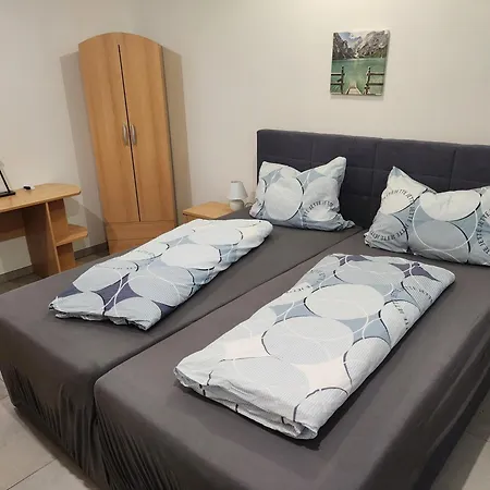 Halle Ferienwohnung Mit Viel Comfort Fuer Viele Gaeste, Viele Zimmer, Viele Betten Fuer Wenig Geld, Eg, 84 Qm, Sd, 1- 3 Doppelzimmer, Extra Fuer Sie Kostenlose Tv Lounge Extra Kueche U Bad Bis 6 Personen