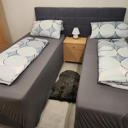 Apartment Halle Ferienwohnung Mit Viel Comfort Fuer Viele Gaeste, Viele Zimmer, Viele Betten Fuer Wenig Geld, Eg, 84 Qm, Sd, 1- 3 Doppelzimmer, Extra Fuer Sie Kostenlose Tv Lounge Extra Kueche U Bad Bis 6 Personen