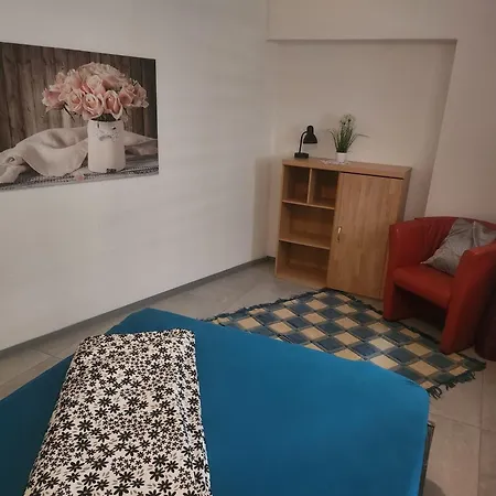 Halle Ferienwohnung Mit Viel Comfort Fuer Viele Gaeste, Viele Zimmer, Viele Betten Fuer Wenig Geld, Eg, 84 Qm, Sd, 1- 3 Doppelzimmer, Extra Fuer Sie Kostenlose Tv Lounge Extra Kueche U Bad Bis 6 Personen * Halle (Saale)