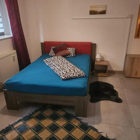 Apartment Halle Ferienwohnung Mit Viel Comfort Fuer Viele Gaeste, Viele Zimmer, Viele Betten Fuer Wenig Geld, Eg, 84 Qm, Sd, 1- 3 Doppelzimmer, Extra Fuer Sie Kostenlose Tv Lounge Extra Kueche U Bad Bis 6 Personen *
