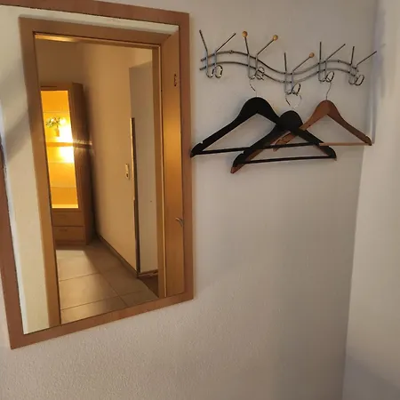 Halle Ferienwohnung Mit Viel Comfort Fuer Viele Gaeste, Viele Zimmer, Viele Betten Fuer Wenig Geld, Eg, 84 Qm, Sd, 1- 3 Doppelzimmer, Extra Fuer Sie Kostenlose Tv Lounge Extra Kueche U Bad Bis 6 Personen *