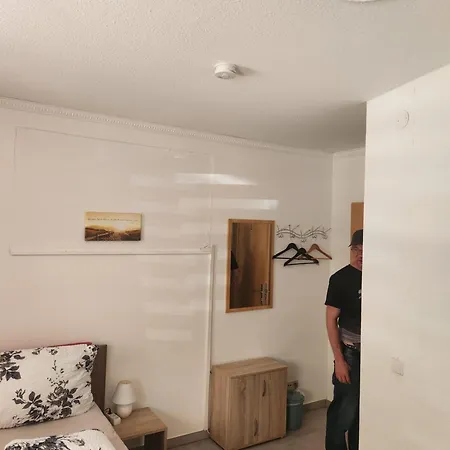 Halle Ferienwohnung Mit Viel Comfort Fuer Viele Gaeste, Viele Zimmer, Viele Betten Fuer Wenig Geld, Eg, 84 Qm, Sd, 1- 3 Doppelzimmer, Extra Fuer Sie Kostenlose Tv Lounge Extra Kueche U Bad Bis 6 Personen Halle (Saale)