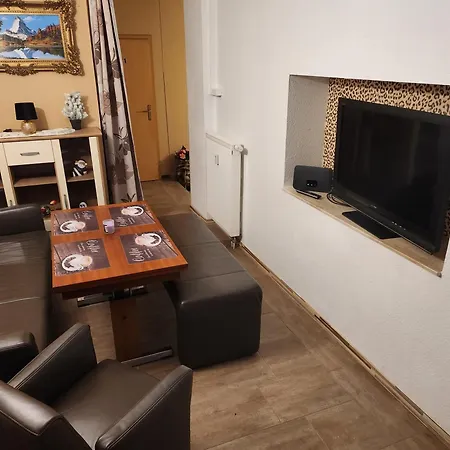 Halle Ferienwohnung Mit Viel Comfort Fuer Viele Gaeste, Viele Zimmer, Viele Betten Fuer Wenig Geld, Eg, 84 Qm, Sd, 1- 3 Doppelzimmer, Extra Fuer Sie Kostenlose Tv Lounge Extra Kueche U Bad Bis 6 Personen Apartment *
