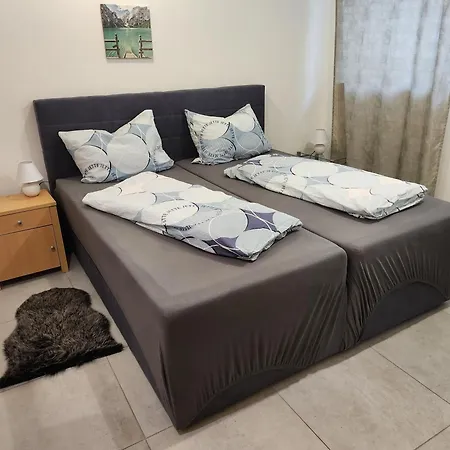 Halle Ferienwohnung Mit Viel Comfort Fuer Viele Gaeste, Viele Zimmer, Viele Betten Fuer Wenig Geld, Eg, 84 Qm, Sd, 1- 3 Doppelzimmer, Extra Fuer Sie Kostenlose Tv Lounge Extra Kueche U Bad Bis 6 Personen
