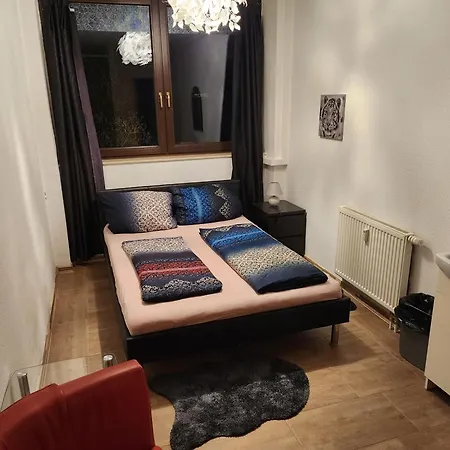 Halle Ferienwohnung Mit Viel Comfort Fuer Viele Gaeste, Viele Zimmer, Viele Betten Fuer Wenig Geld, Eg, 84 Qm, Sd, 1- 3 Doppelzimmer, Extra Fuer Sie Kostenlose Tv Lounge Extra Kueche U Bad Bis 6 Personen Apartment Halle (Saale)