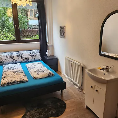 Halle Ferienwohnung Mit Viel Comfort Fuer Viele Gaeste, Viele Zimmer, Viele Betten Fuer Wenig Geld, Eg, 84 Qm, Sd, 1- 3 Doppelzimmer, Extra Fuer Sie Kostenlose Tv Lounge Extra Kueche U Bad Bis 6 Personen Apartment *