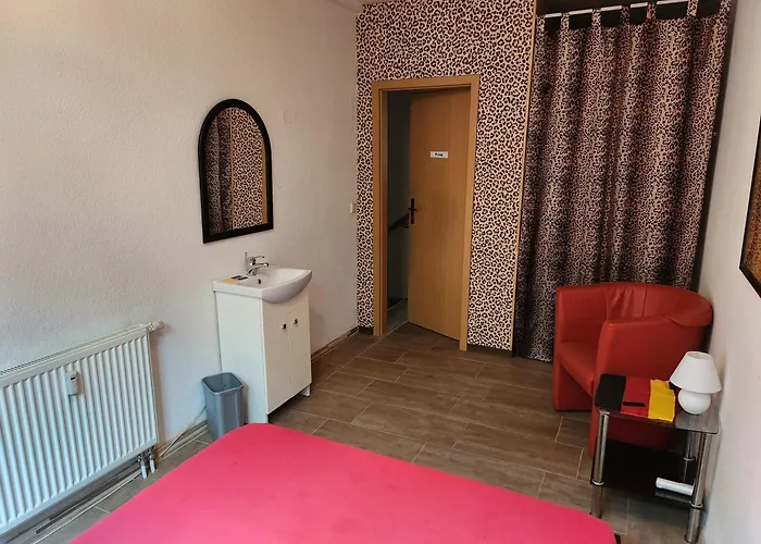 Halle, Bestes In Preis- Leistung- Lage, City, Eg, 84 Qm, Sd, 1- 3 Doppelzimmer, Extra Fuer Sie Kostenlose Tv Lounge Extra Kueche U Bad Bis 6 Personen Halle (Saale)