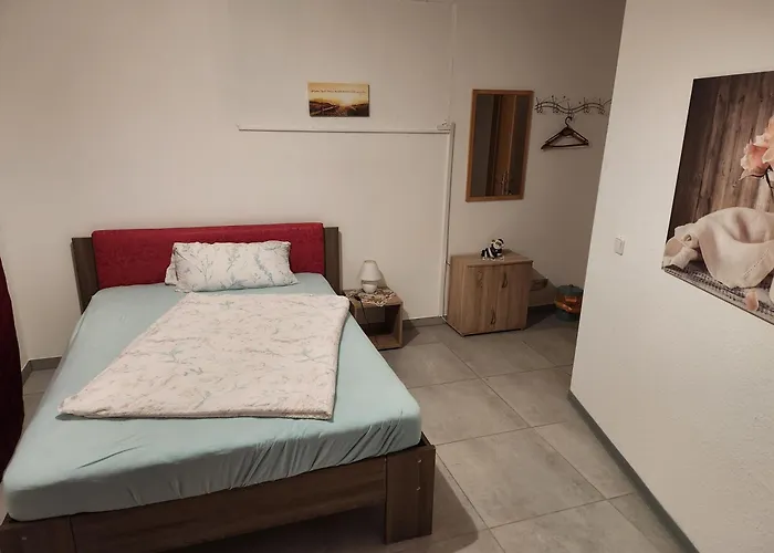 Halle, Bestes In Preis- Leistung- Lage, City, Eg, 84 Qm, Sd, 1- 3 Doppelzimmer, Extra Fuer Sie Kostenlose Tv Lounge Extra Kueche U Bad Bis 6 Personen Appartement *