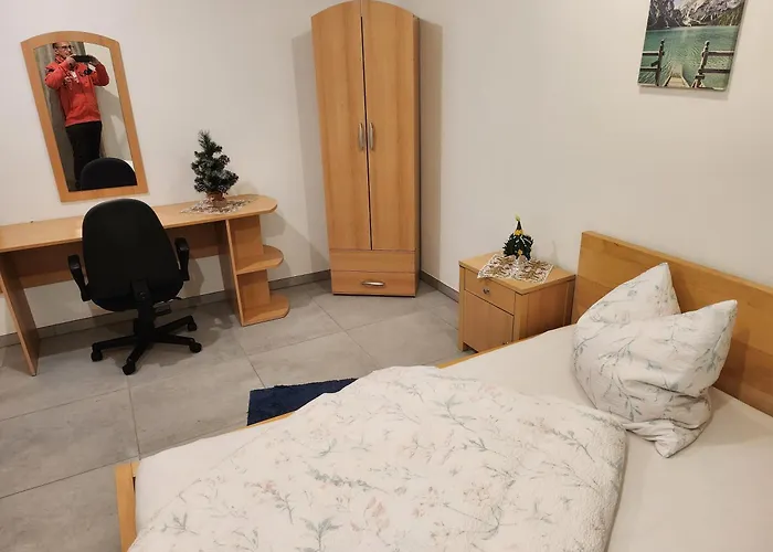 Halle, Bestes In Preis- Leistung- Lage, City, Eg, 84 Qm, Sd, 1- 3 Doppelzimmer, Extra Fuer Sie Kostenlose Tv Lounge Extra Kueche U Bad Bis 6 Personen * Halle (Saale)