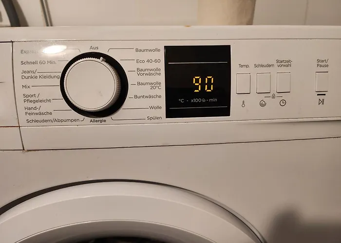 Halle, Bestes In Preis- Leistung- Lage, City, Eg, 84 Qm, Sd, 1- 3 Doppelzimmer, Extra Fuer Sie Kostenlose Tv Lounge Extra Kueche U Bad Bis 6 Personen Appartement Halle (Saale)