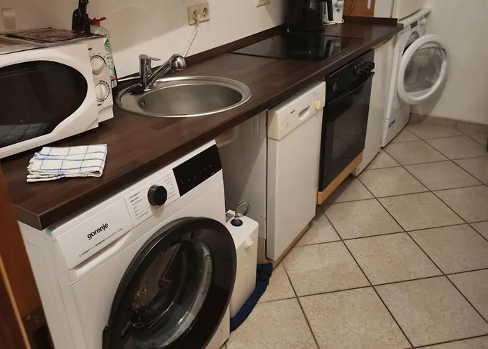 Halle, Bestes In Preis- Leistung- Lage, City, Eg, 84 Qm, Sd, 1- 3 Doppelzimmer, Extra Fuer Sie Kostenlose Tv Lounge Extra Kueche U Bad Bis 6 Personen Appartement