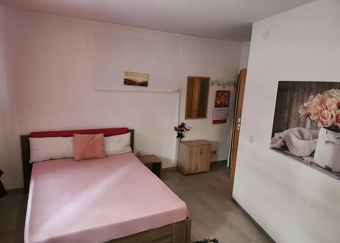 Halle, Bestes In Preis- Leistung- Lage, City, Eg, 84 Qm, Sd, 1- 3 Doppelzimmer, Extra Fuer Sie Kostenlose Tv Lounge Extra Kueche U Bad Bis 6 Personen Appartement *