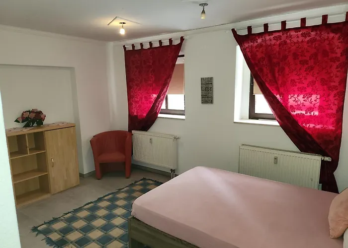 Halle, Bestes In Preis- Leistung- Lage, City, Eg, 84 Qm, Sd, 1- 3 Doppelzimmer, Extra Fuer Sie Kostenlose Tv Lounge Extra Kueche U Bad Bis 6 Personen Appartement Halle (Saale)