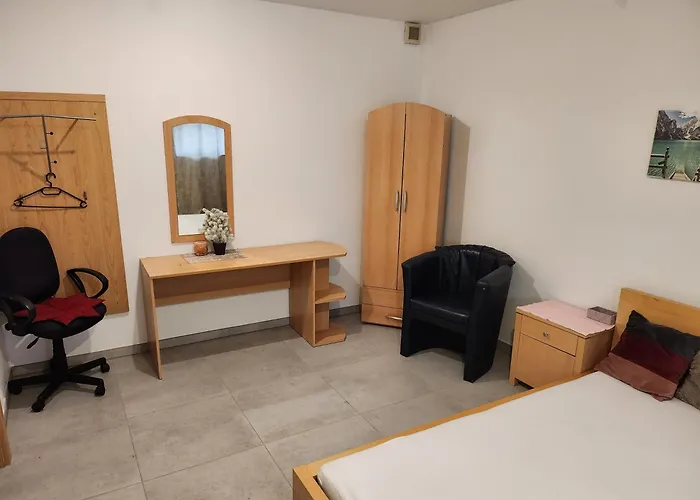 Halle, Bestes In Preis- Leistung- Lage, City, Eg, 84 Qm, Sd, 1- 3 Doppelzimmer, Extra Fuer Sie Kostenlose Tv Lounge Extra Kueche U Bad Bis 6 Personen Appartement Halle (Saale)